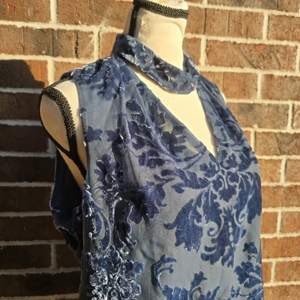 White House Black Market Blue Patterned Blouse - Picture 7 of 12